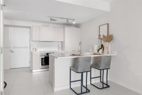 Condominio en alquiler en Miami, Florida, 1 dormitorio, 61.5 m2 № 2088627 - foto 7