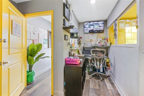 Commercial property in Miami Gardens, Florida № 1963735 - photo 4