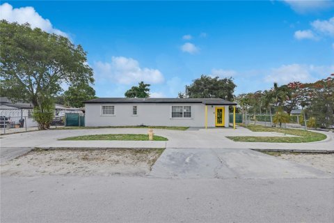 Commercial property in Miami Gardens, Florida № 1963735 - photo 1
