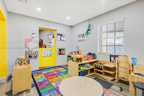 Commercial property in Miami Gardens, Florida № 1963735 - photo 12