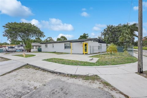 Commercial property in Miami Gardens, Florida № 1963735 - photo 2