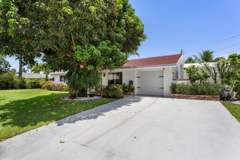 Casa en venta en Lake Clarke Shores, Florida, 4 dormitorios, 198.25 m2 № 2272618 - foto 2