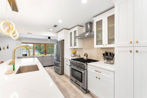 Casa en venta en Lake Clarke Shores, Florida, 4 dormitorios, 198.25 m2 № 2272618 - foto 11