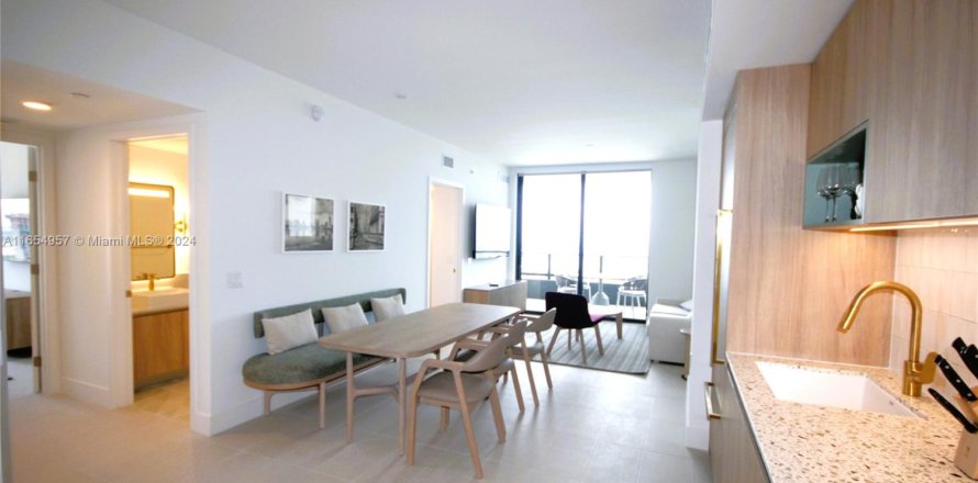 Condo in Miami, Florida, 3 bedrooms  № 1352187