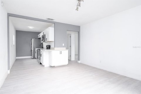 House in Melbourne, Florida 2 bedrooms, 80.64 sq.m. № 1844672 - photo 3