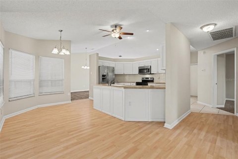 House in Weeki Wachee, Florida 3 bedrooms, 210.14 sq.m. № 2122166 - photo 10