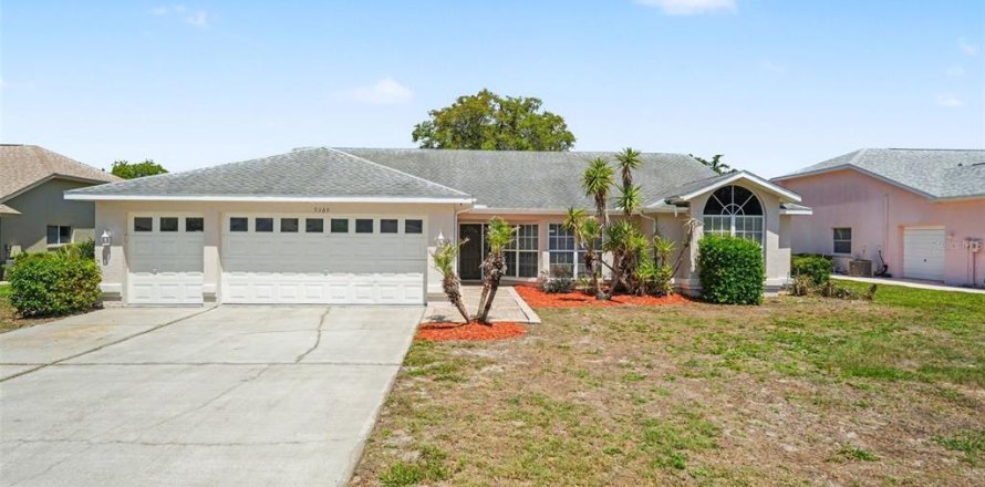 House in Weeki Wachee, Florida 3 bedrooms, 210.14 sq.m. № 2122166