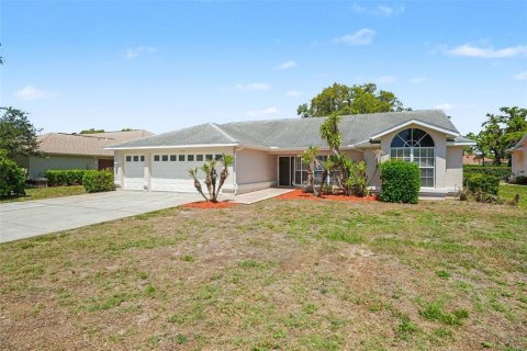 House in Weeki Wachee, Florida 3 bedrooms, 210.14 sq.m. № 2122166 - photo 2