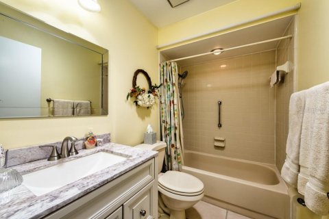 Condo in Sun City Center, Florida, 2 bedrooms  № 2215084 - photo 18