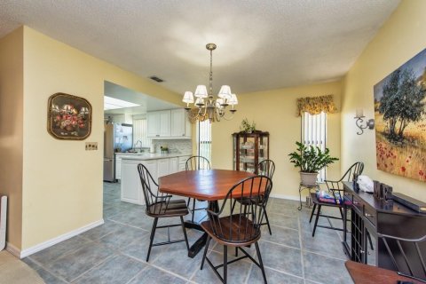 Condo in Sun City Center, Florida, 2 bedrooms  № 2215084 - photo 6