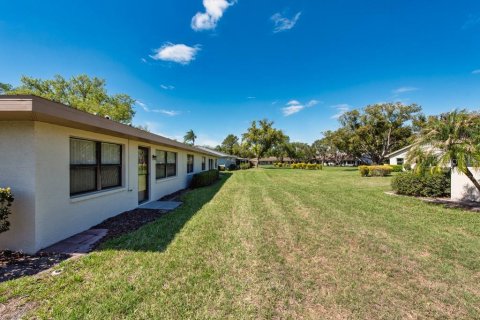 Condo in Sun City Center, Florida, 2 bedrooms  № 2215084 - photo 21