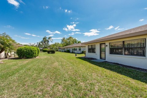Condo in Sun City Center, Florida, 2 bedrooms  № 2215084 - photo 23