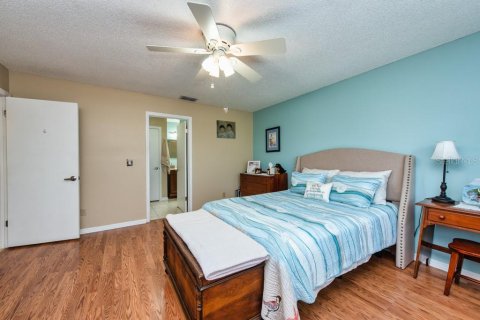Condo in Sun City Center, Florida, 2 bedrooms  № 2215084 - photo 12