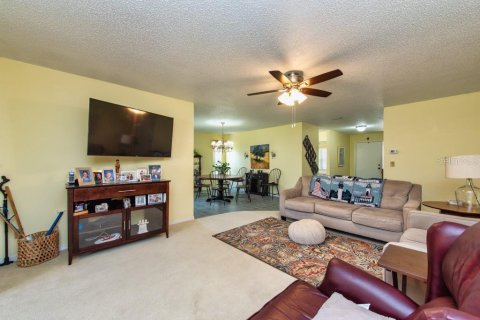 Condo in Sun City Center, Florida, 2 bedrooms  № 2215084 - photo 9