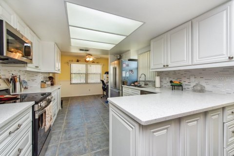 Condo in Sun City Center, Florida, 2 bedrooms  № 2215084 - photo 3