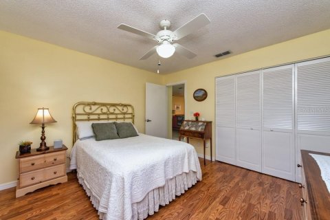 Condo in Sun City Center, Florida, 2 bedrooms  № 2215084 - photo 17