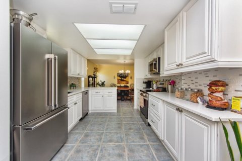 Condo in Sun City Center, Florida, 2 bedrooms  № 2215084 - photo 4