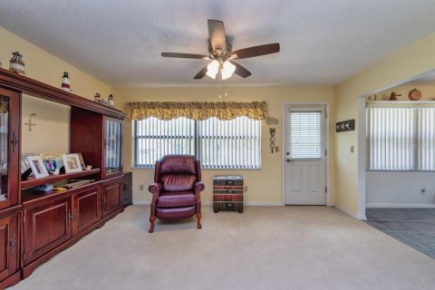 Condo in Sun City Center, Florida, 2 bedrooms  № 2215084 - photo 10
