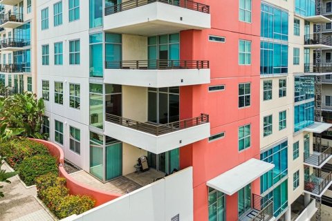 Condo in Tampa, Florida, 2 bedrooms № 2197505 - photo 2