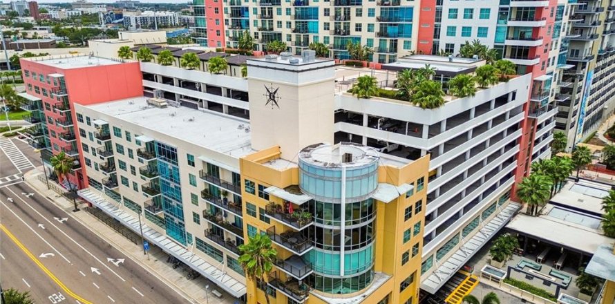Condo in Tampa, Florida, 2 bedrooms № 2197505