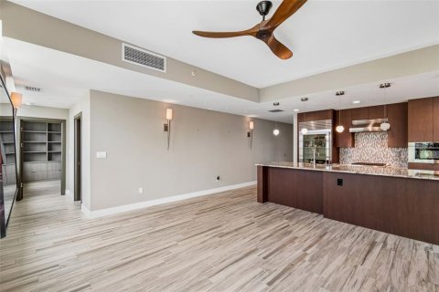 Condo in Tampa, Florida, 2 bedrooms № 2197505 - photo 12