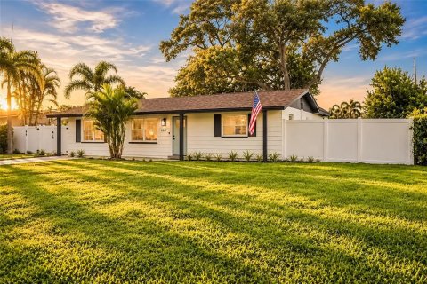 Casa en Saint Petersburg, Florida 4 dormitorios, 147.16 m2 № 2383820