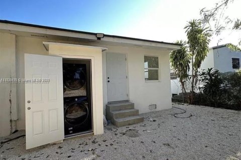 Commercial property in Miami, Florida 202.9 sq.m. № 1827588 - photo 4
