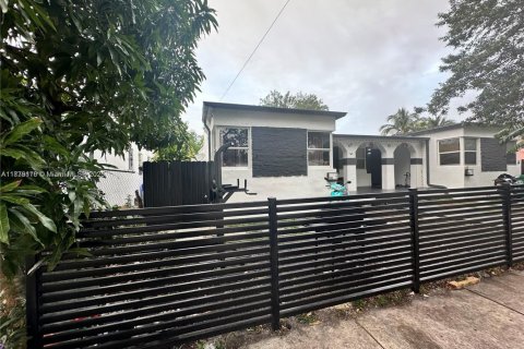 Commercial property in Miami, Florida 202.9 sq.m. № 1827588 - photo 1