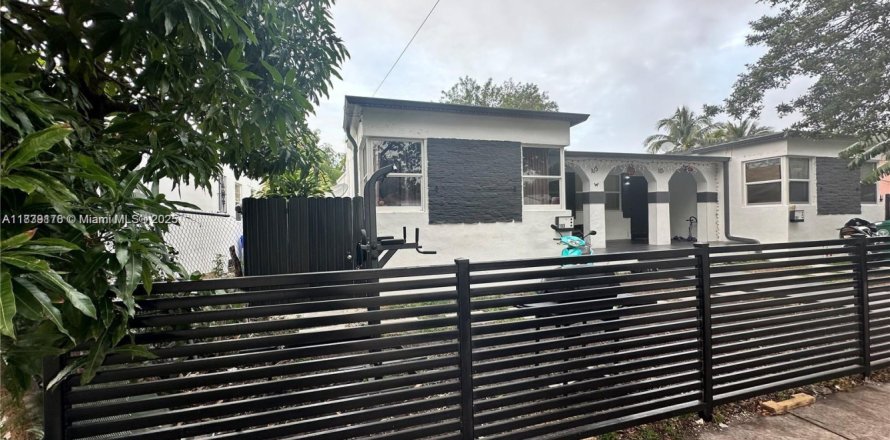 Commercial property in Miami, Florida 202.9 sq.m. № 1827588