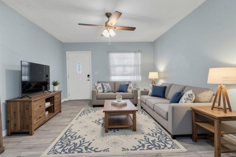 House in Clearwater, Florida 3 bedrooms, 142.14 sq.m. № 2215702 - photo 2