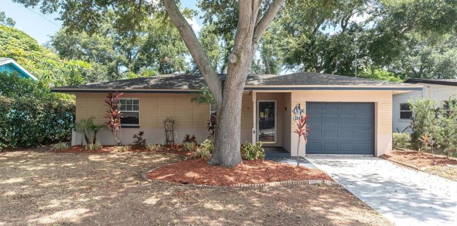 House in Clearwater, Florida 3 bedrooms, 142.14 sq.m. № 2215702