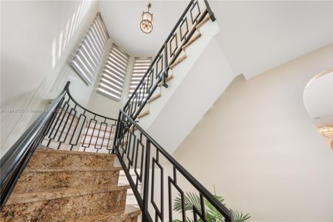 Casa en venta en Miami, Florida, 6 dormitorios, 416.48 m2 № 1839097 - foto 28