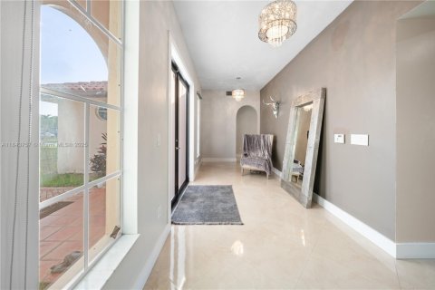 Casa en venta en Miami, Florida, 6 dormitorios, 416.48 m2 № 1839097 - foto 6