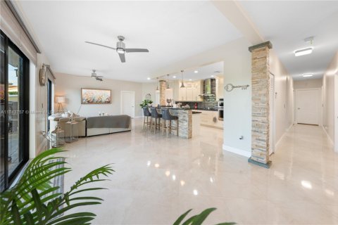 Casa en venta en Miami, Florida, 6 dormitorios, 416.48 m2 № 1839097 - foto 14