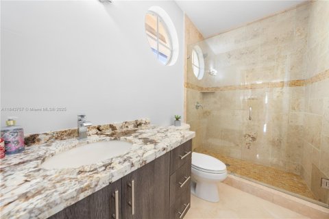 Casa en venta en Miami, Florida, 6 dormitorios, 416.48 m2 № 1839097 - foto 26