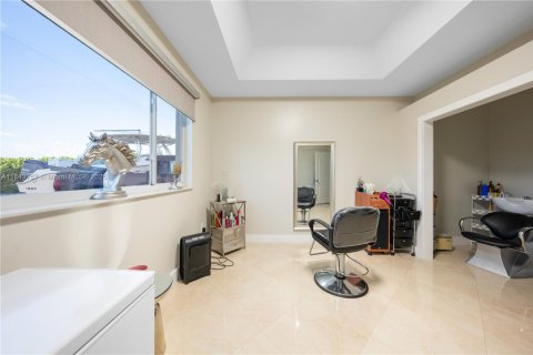 Casa en venta en Miami, Florida, 6 dormitorios, 416.48 m2 № 1839097 - foto 19