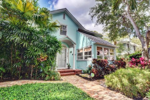 House in West Palm Beach, Florida 4 bedrooms, 204.94 sq.m. № 1024544 - photo 1