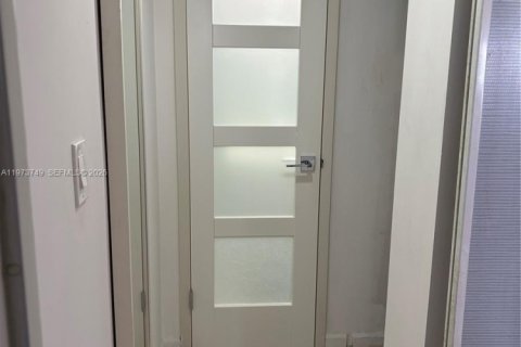 Condo in North Miami, Florida, 1 bedroom № 2034131 - photo 11