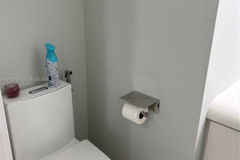 Condo in North Miami, Florida, 1 bedroom № 2034131 - photo 13