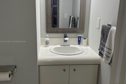 Condo in North Miami, Florida, 1 bedroom № 2034131 - photo 12