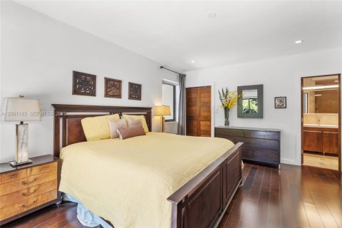 House in Miami, Florida 4 bedrooms, 263.56 sq.m. № 2065349 - photo 14