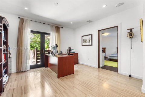 House in Miami, Florida 4 bedrooms, 263.56 sq.m. № 2065349 - photo 6