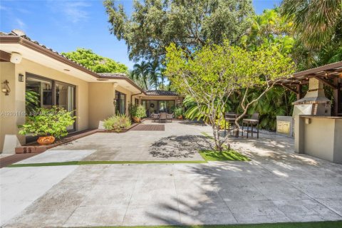 House in Miami, Florida 4 bedrooms, 263.56 sq.m. № 2065349 - photo 26