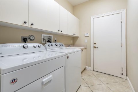 House in Miramar, Florida 5 bedrooms, 274.15 sq.m. № 1937854 - photo 22