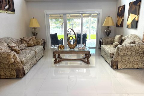 Villa ou maison à vendre à Hialeah, Floride: 3 chambres, 242.29 m2 № 2023765 - photo 23