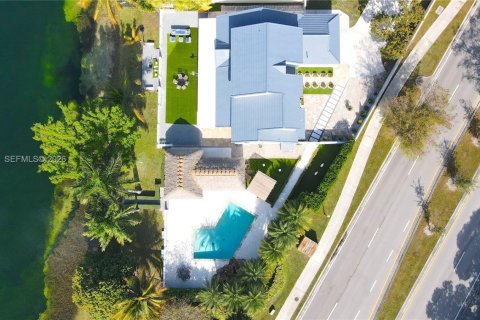 Villa ou maison à vendre à Hialeah, Floride: 3 chambres, 242.29 m2 № 2023765 - photo 13