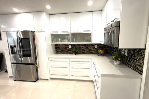 Villa ou maison à vendre à Hialeah, Floride: 3 chambres, 242.29 m2 № 2023765 - photo 28