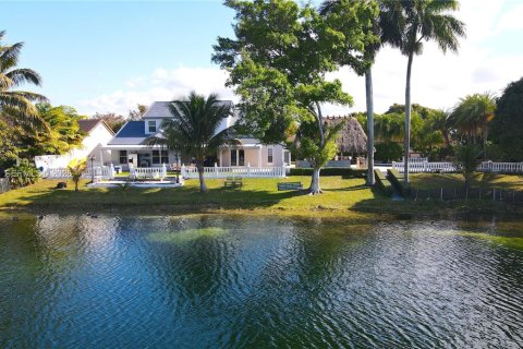 Villa ou maison à vendre à Hialeah, Floride: 3 chambres, 242.29 m2 № 2023765 - photo 11