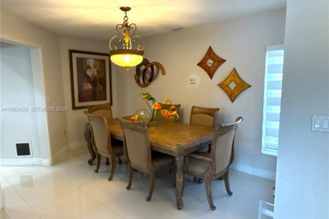 Villa ou maison à vendre à Hialeah, Floride: 3 chambres, 242.29 m2 № 2023765 - photo 20