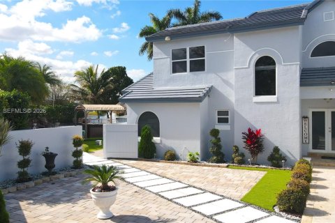 Villa ou maison à vendre à Hialeah, Floride: 3 chambres, 242.29 m2 № 2023765 - photo 3